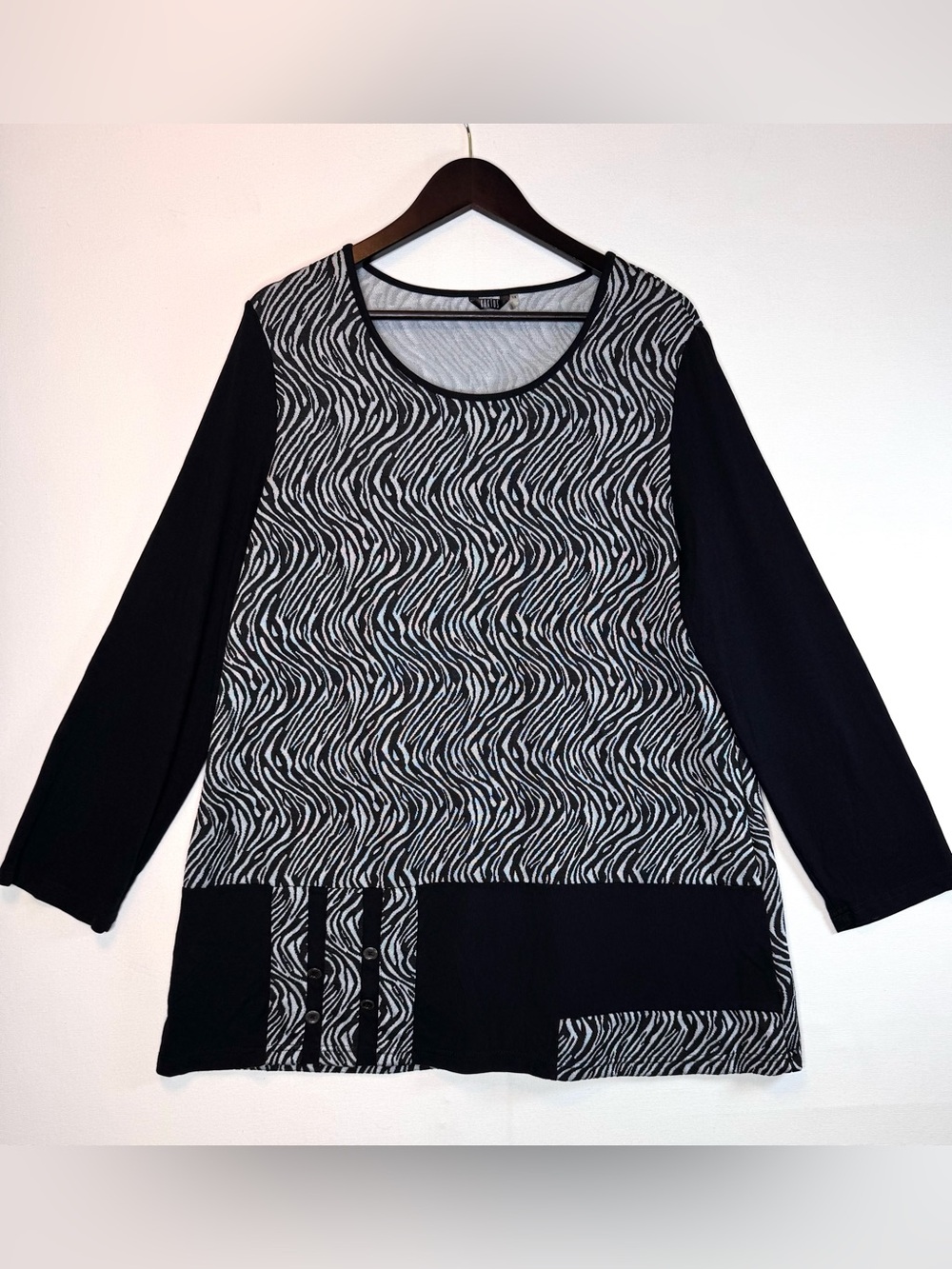 Kaktus Tunic Top in Size 1X black silver zebra design, button detail stretch